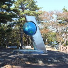 北緯40度のシンボル塔