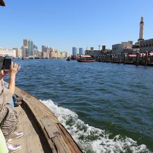 ダウ船で移動中