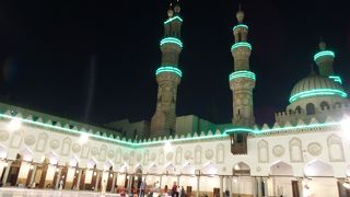 晩には正面入口以外の扉も開いていました。