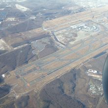 右側から空港の全景が見えました