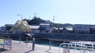 紺碧の海と澄んだ大空に囲まれた美しい島