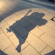 街灯が照らす地面には…