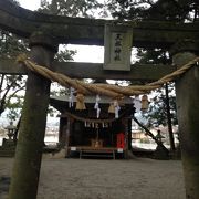 金鱗湖沿いにある神社