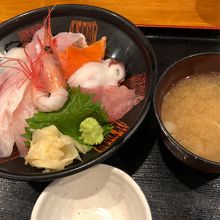 海鮮丼、味噌汁付き