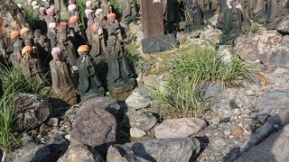 殺生石に整備されている遊歩道脇のお地蔵様