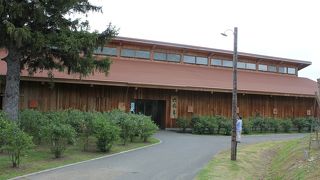 ブドウ畑に囲まれた六花亭の店舗