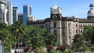 イギリス統治時代に建設されたムーア様式の歴史的建造物で、モスクのようなイスラムの要素が感じられます。