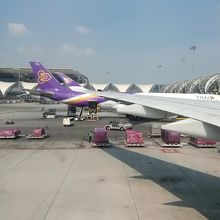 タイのスワンナプーム国際空港に到着