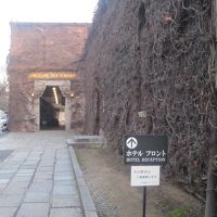 アイビー学館の脇からフロントに向かいます