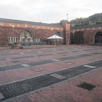 モネの睡蓮でも有名な広々とした中庭はスクエア観光のハイライト