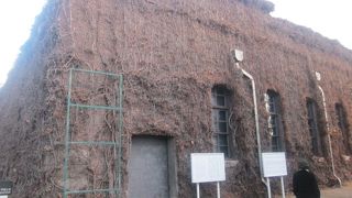 ツタが絡まる明治期の歴史的建造物です