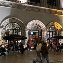 ロシオ駅のグラウンドフロアにあります