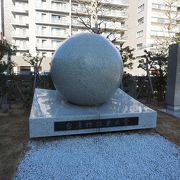 太平洋戦争の敗戦に伴い放置されていた日本人物故者の墓を整理し１３０００人分の遺骨を築地本願寺に分骨埋葬した記念碑