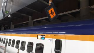 2020年１月26日の東京８時56分発つばさ129号山形行きの場合、コンセントの設備はありましたが、車内販売の取り扱いはありませんでした