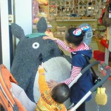 店先の大きなトトロが子供に大人気でした