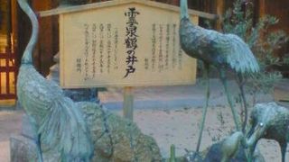 井戸の周りの鶴の銅像が見事でした