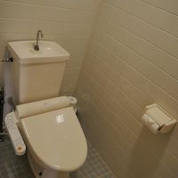 部屋トイレはタイル張りで、時代を感じます。