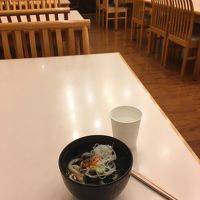 夜食として、無料で食べれるうどん。これまた少なっ！
