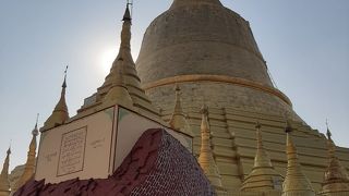 地震被害から再建されたシュエモードー パヤー (バゴー