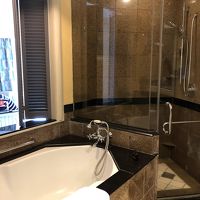 ゆったり大きなバスタブ　お湯も熱くて最高です