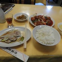 蒸し鳥と酢豚がセットになったランチC