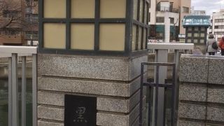 親柱と桜が注目すべき点です。