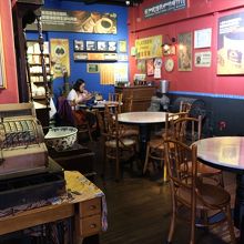 2階のコーヒー博物館も兼ねた席がお勧め。