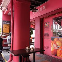 真っ赤な外壁の古めかしい外観です。