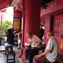 屋外席は、地元のお客さん多し。