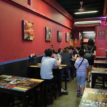 一階屋内席はちょっと狭苦しい感じ。