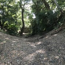 豊川沿いの遊歩道より、堀跡