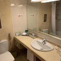 洗面所＆トイレ。ホリデイインですから十分清潔キレイで快適