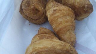 焼きたてのミニサイズのクロワッサン