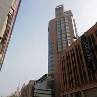 新しく清潔なホテルです。無料ミネラルウォーターはエビアン！