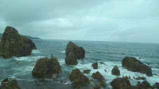 奇岩の多い行合崎、リゾートしらかみの車窓から