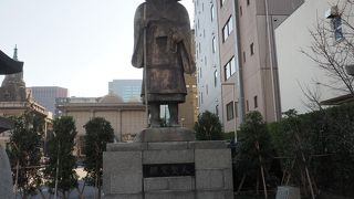 築地本願寺の境内の隅に建つ親鸞聖人像