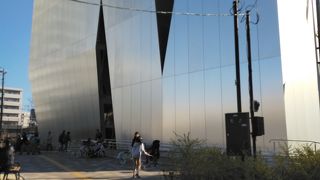 北斎ゆかりの地に建つおしゃれな建物のすみだ北斎美術館