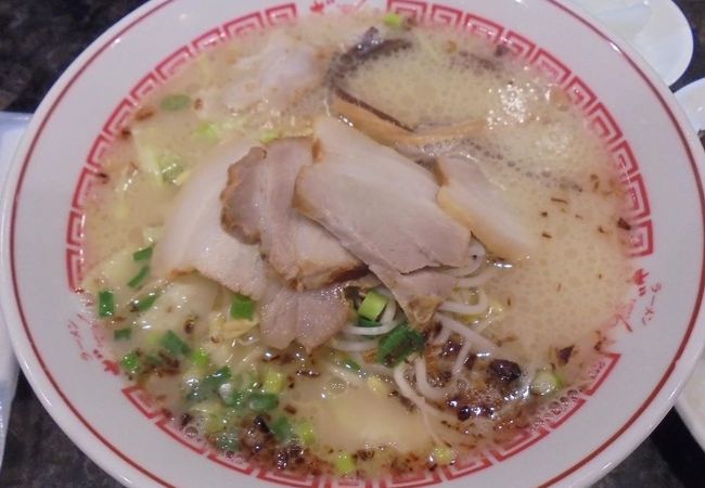 ざぼんらーめん（850円）豚骨味の濃いめのスープと細い麺