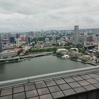 57階の屋上プールからのシンガポール湾