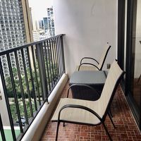 ラナイにはテーブルと椅子が置いてあります