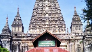 独特のフォルムが美しい仏塔が印象的である。