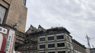 四条大橋のたもと