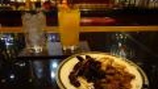 重厚な雰囲気で落ち着いて寛げるバーです。