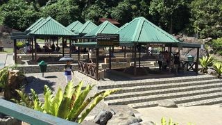 竹温泉の足湯に浸かったけどぬるく、次の足湯は熱かった。