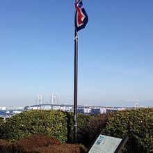 横浜の海を見渡せる場所に旗と案内パネルがあります
