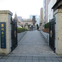 西門前(本堂は左手奥)