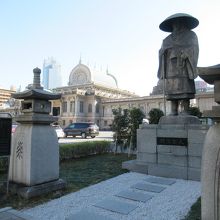 右手前方からの様子(後方が本堂)