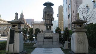 本堂を背にしたとても大きな立像です