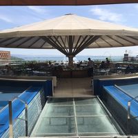 足元にクーラーらしきものがついてます