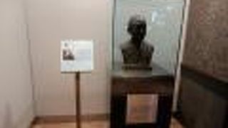 偉大なる歌人の石碑です